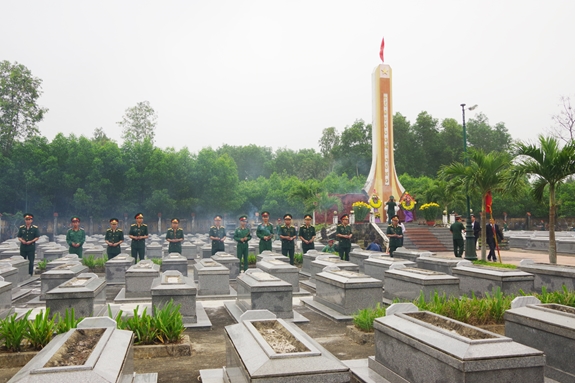 Cán bộ, chiến sĩ Lữ đoàn dâng hương Nghĩa trang liệt sĩ trên địa bàn đóng quân.